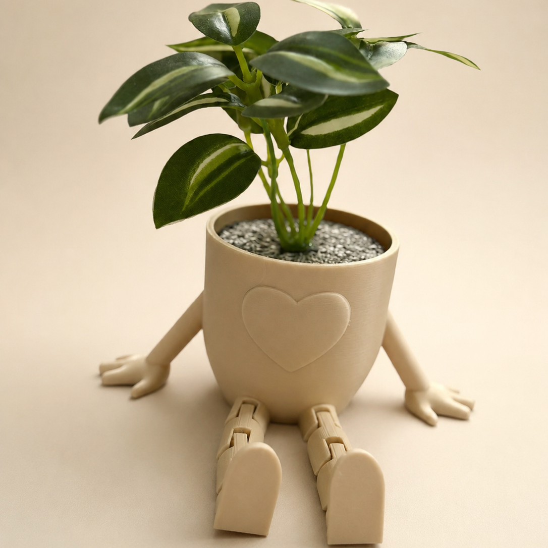Sitzender Blumentopf mit Herz